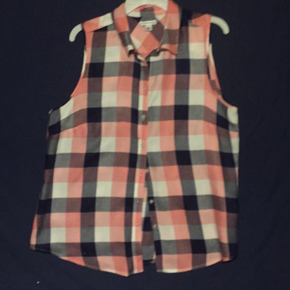 Women's cute sleeveless top NWOT.